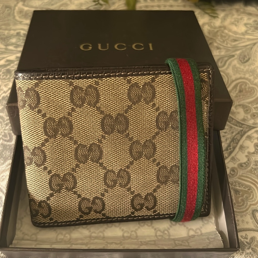 Gucci men’s bifold wallet .  Great condition.  Normal wear with few darker marks